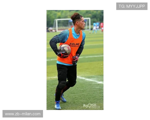 铁人三项赛事选手咬牙冲线，镜头记录最真实坚持