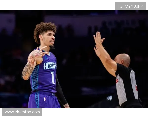 戴维斯篮下补防稳固,洛杉矶防守端顶住压力 戴维斯篮下补防稳固,洛杉矶防守端顶住压力